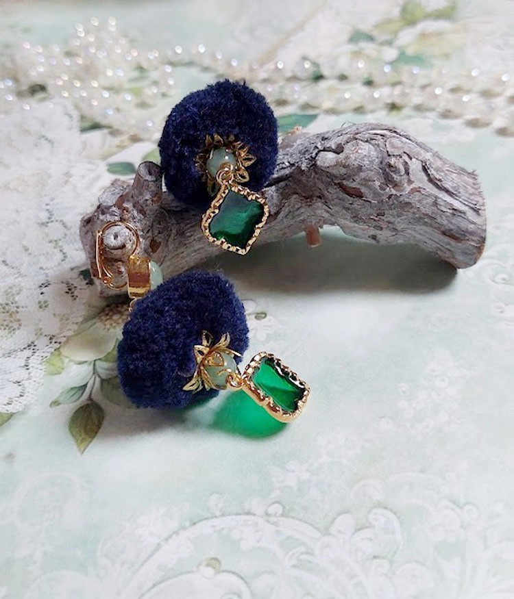 BO Nuit de folies montées avec pompons ronds, pendentifs époxy, perles aventurine, dormeuses laiton