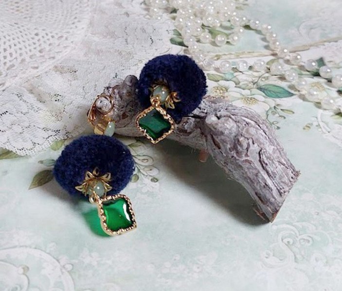BO Nuit de folies montées avec pompons ronds, pendentifs époxy, perles aventurine, dormeuses laiton