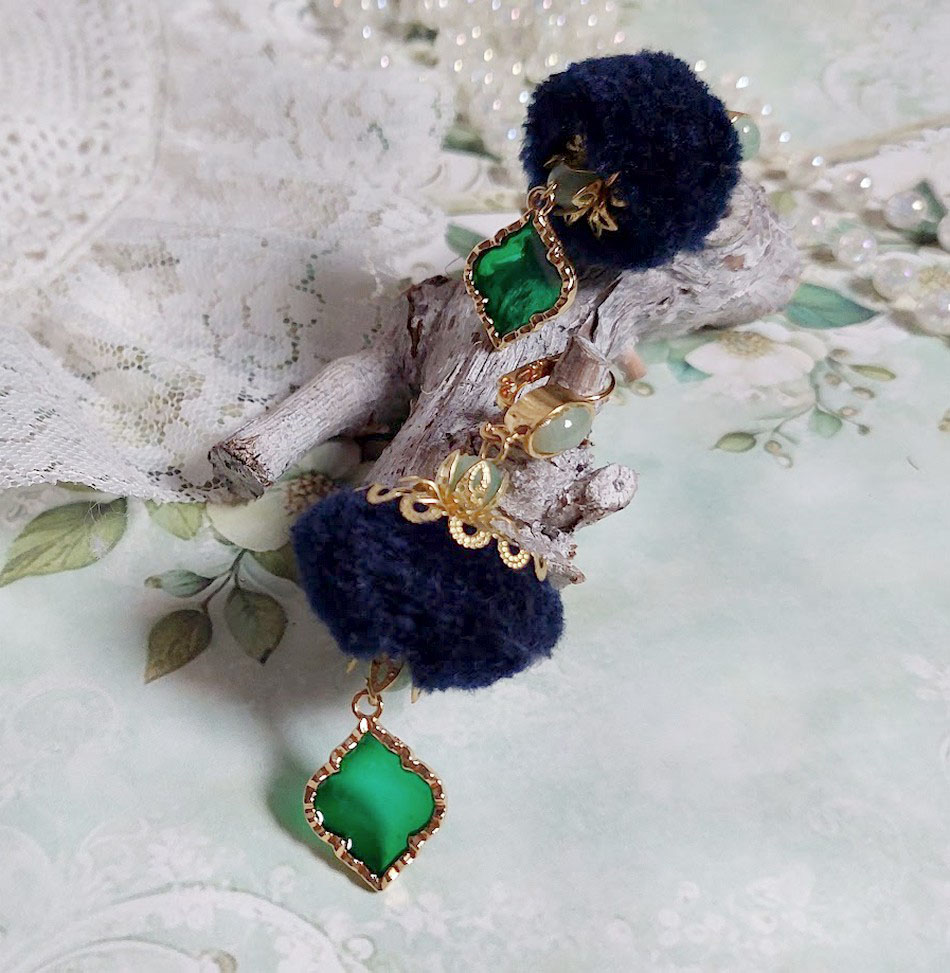 BO Nuit de folies montées avec pompons ronds, pendentifs époxy, perles aventurine, dormeuses laiton