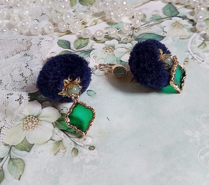 BO Nuit de folies montées avec pompons ronds, pendentifs époxy, perles aventurine, dormeuses laiton
