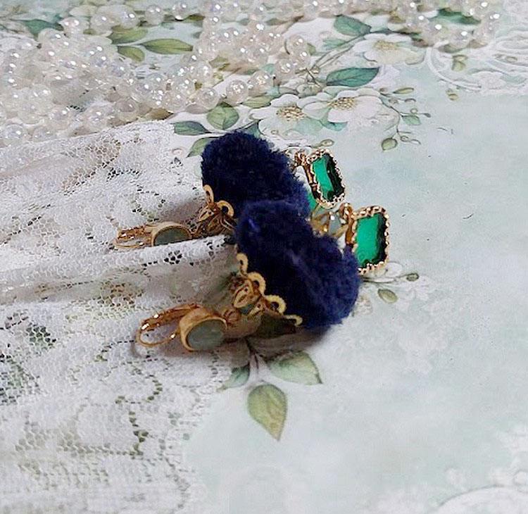 BO Nuit de folies montées avec pompons ronds, pendentifs époxy, perles aventurine, dormeuses laiton