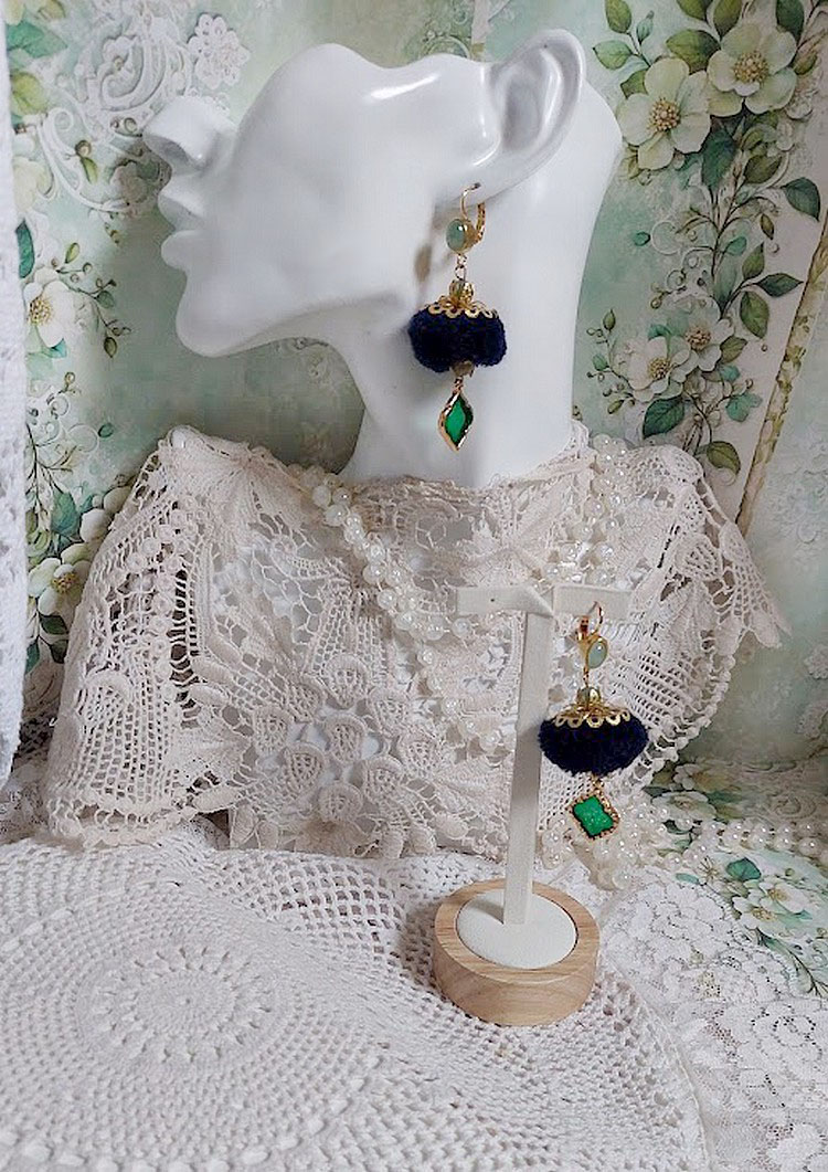 BO Nuit de folies montées avec pompons ronds, pendentifs époxy, perles aventurine, dormeuses laiton