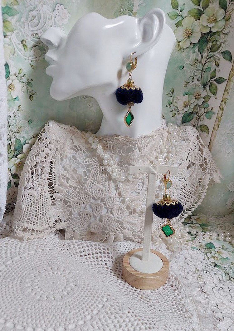 BO Nuit de folies montées avec pompons ronds, pendentifs époxy, perles aventurine, dormeuses laiton