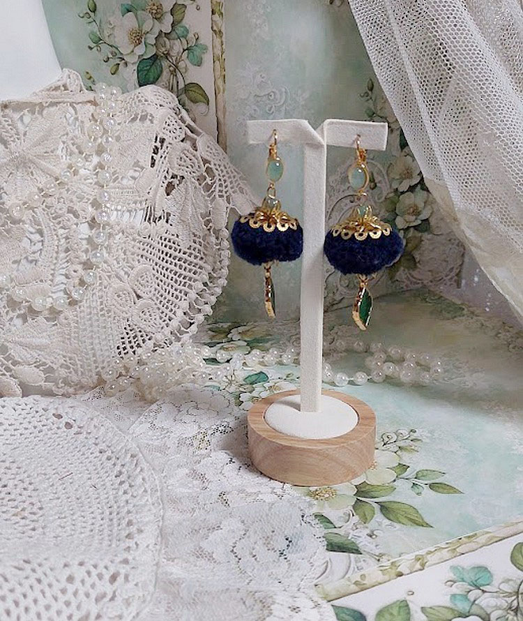 BO Nuit de folies montées avec pompons ronds, pendentifs époxy, perles aventurine, dormeuses laiton