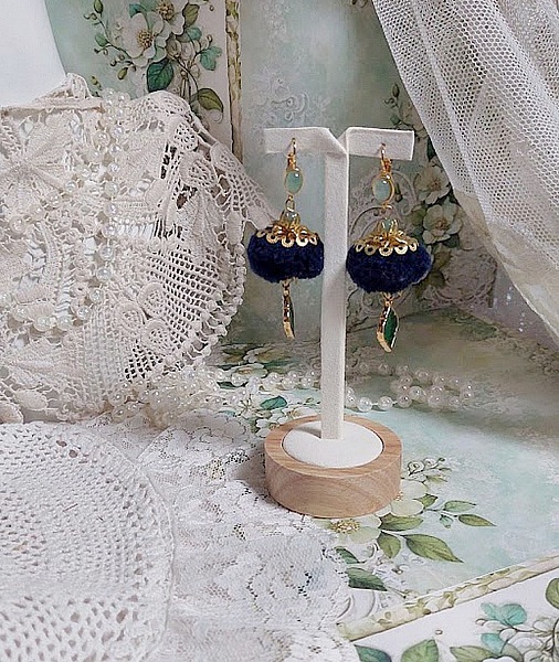 BO Nuit de folies mont&eacute;es avec pompons ronds, pendentifs &eacute;poxy, perles aventurine, dormeuses laiton