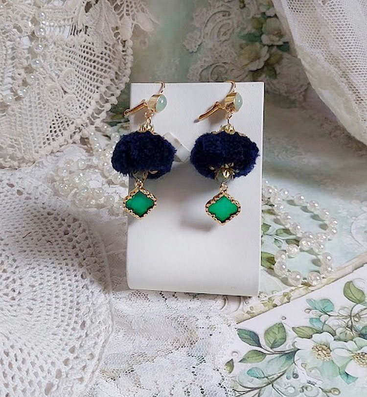 BO Nuit de folies montées avec pompons ronds, pendentifs époxy, perles aventurine, dormeuses laiton