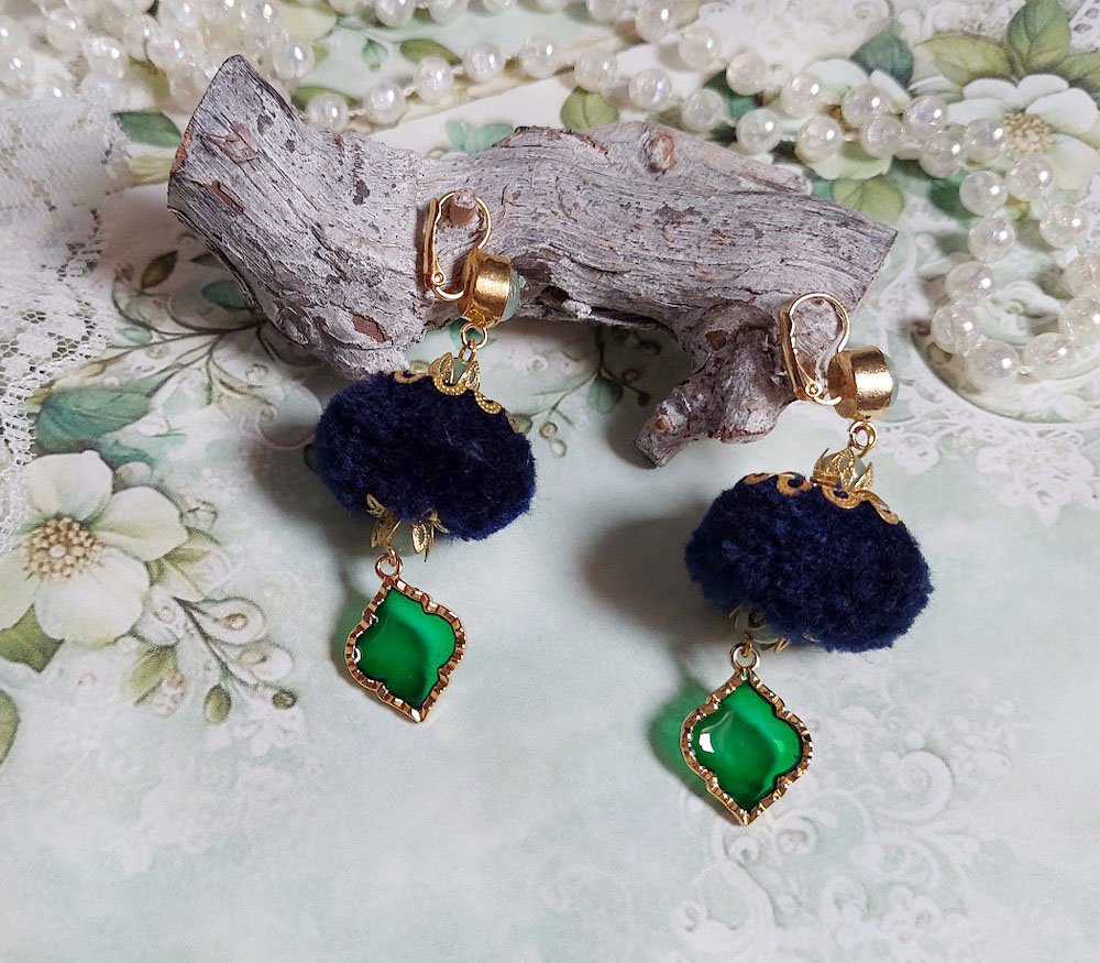 BO Nuit de folies montées avec pompons ronds, pendentifs époxy, perles aventurine, dormeuses laiton