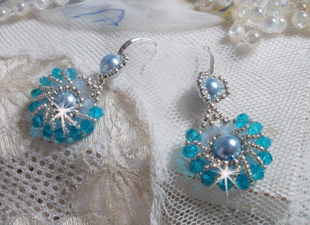 BO Ode Blue and Silver gemaakt met parelmoerachtige ronde kralen, afgeplatte facetten en zilveren rocailles.