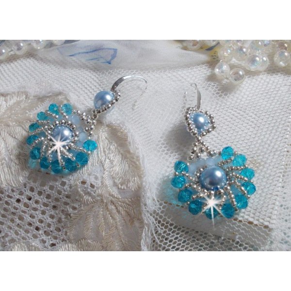 BO Ode Blue and Silver gemaakt met parelmoerachtige ronde kralen, afgeplatte facetten en zilveren rocailles.