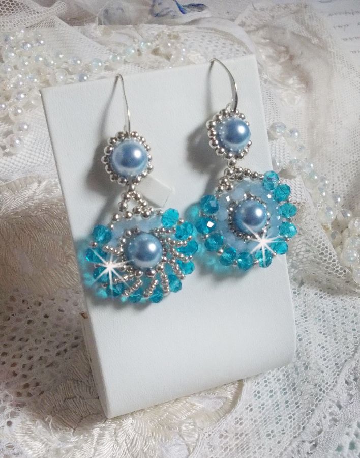 BO Ode Blue and Silver gemaakt met parelmoerachtige ronde kralen, afgeplatte facetten en zilveren rocailles.