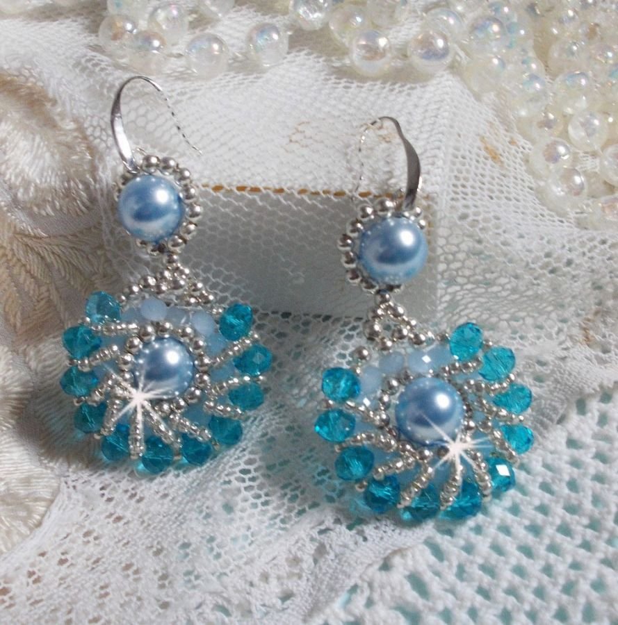 BO Ode Blue and Silver gemaakt met parelmoerachtige ronde kralen, afgeplatte facetten en zilveren rocailles.