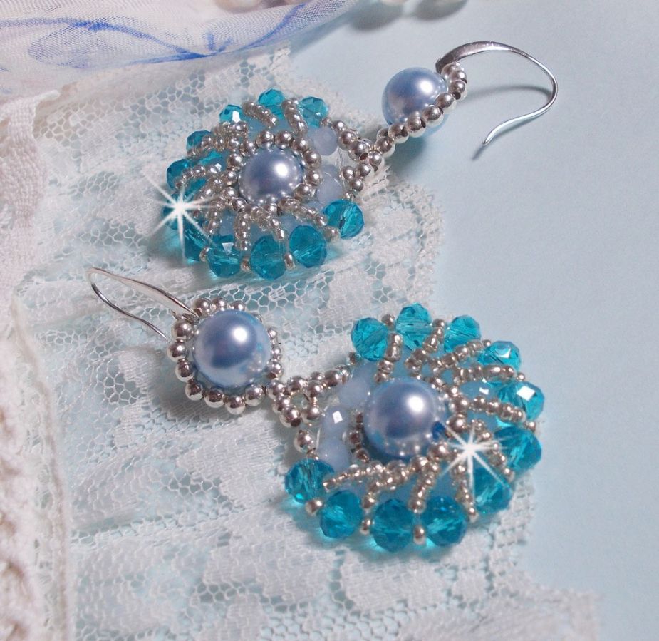 BO Ode Blue and Silver gemaakt met parelmoerachtige ronde kralen, afgeplatte facetten en zilveren rocailles.