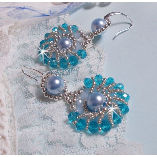 BO Ode Blue and Silver gemaakt met parelmoerachtige ronde kralen, afgeplatte facetten en zilveren rocailles.