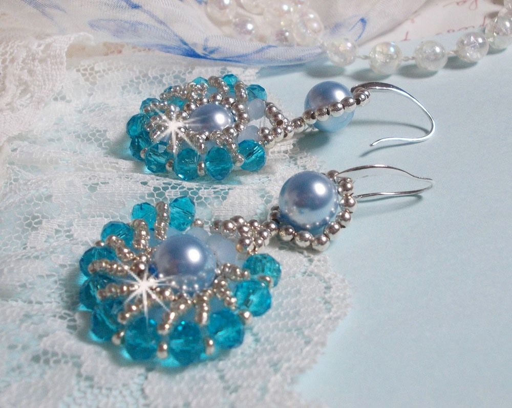 BO Ode Blue and Silver gemaakt met parelmoerachtige ronde kralen, afgeplatte facetten en zilveren rocailles.