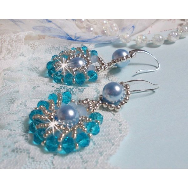 BO Ode Blue and Silver gemaakt met parelmoerachtige ronde kralen, afgeplatte facetten en zilveren rocailles.