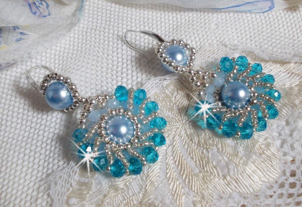 BO Ode Blue and Silver gemaakt met parelmoerachtige ronde kralen, afgeplatte facetten en zilveren rocailles.