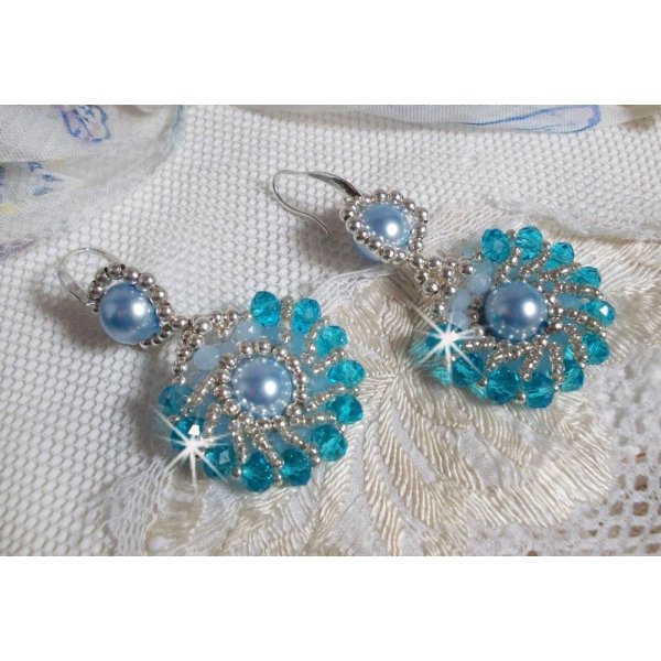 BO Ode Blue and Silver gemaakt met parelmoerachtige ronde kralen, afgeplatte facetten en zilveren rocailles.