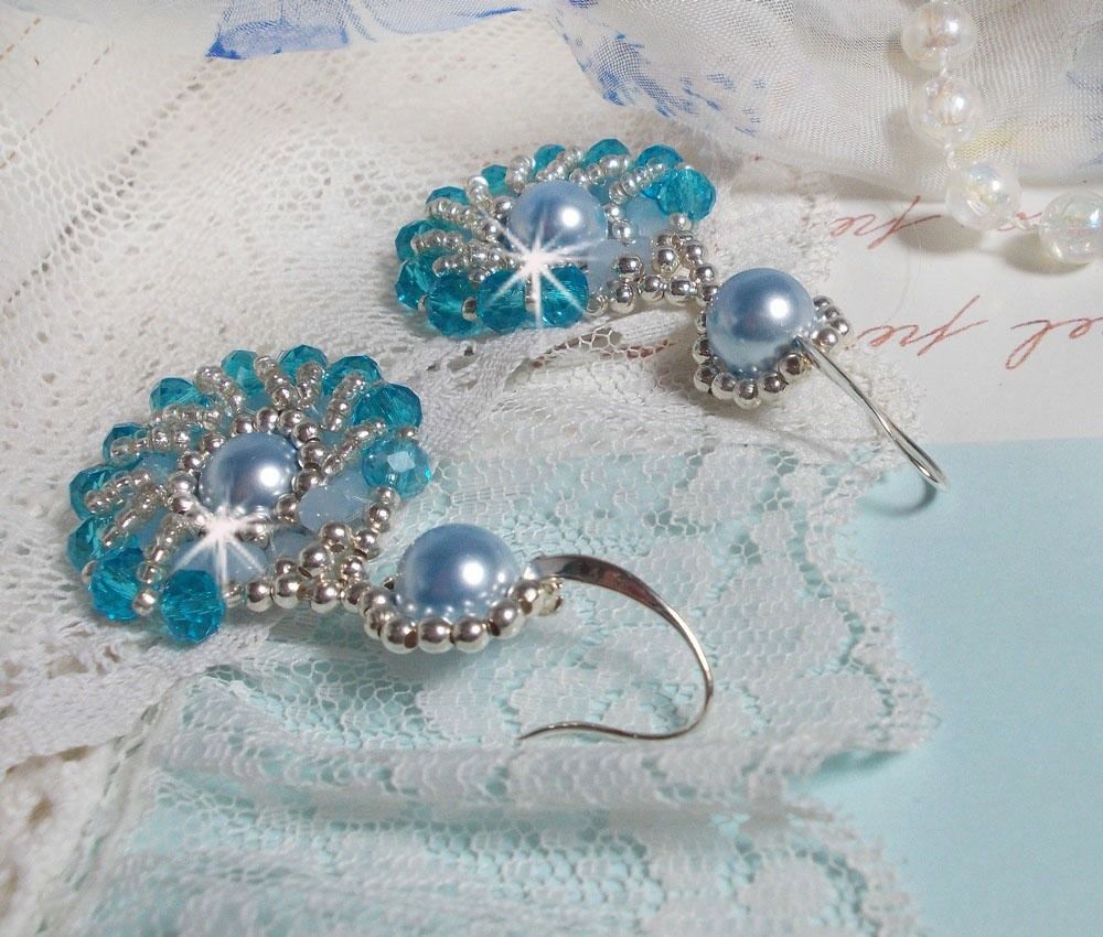 BO Ode Blue and Silver gemaakt met parelmoerachtige ronde kralen, afgeplatte facetten en zilveren rocailles.