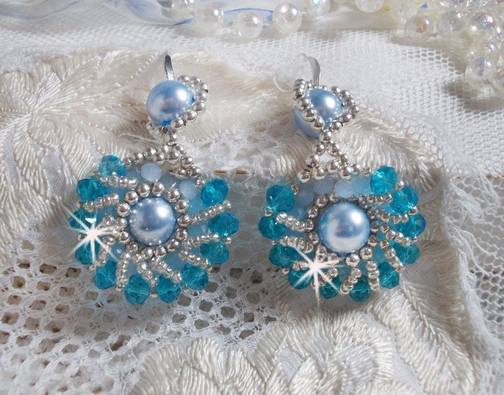 BO Ode Blue and Silver gemaakt met parelmoerachtige ronde kralen, afgeplatte facetten en zilveren rocailles.