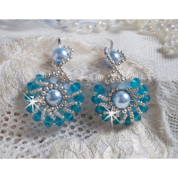BO Ode Blue and Silver gemaakt met parelmoerachtige ronde kralen, afgeplatte facetten en zilveren rocailles.