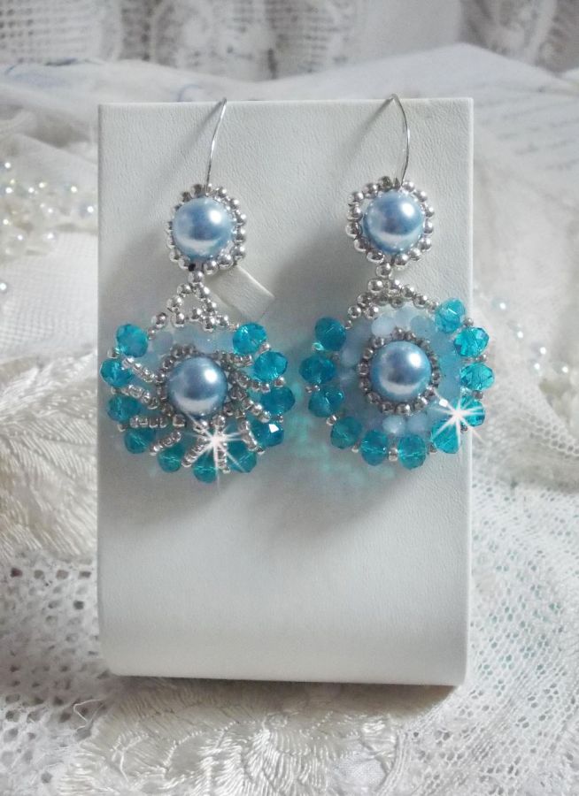 BO Ode Blue and Silver gemaakt met parelmoerachtige ronde kralen, afgeplatte facetten en zilveren rocailles.