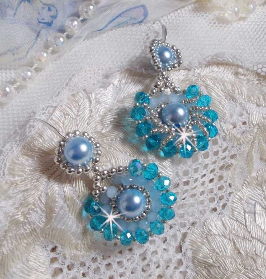 BO Ode Blue and Silver gemaakt met parelmoerachtige ronde kralen, afgeplatte facetten en zilveren rocailles.