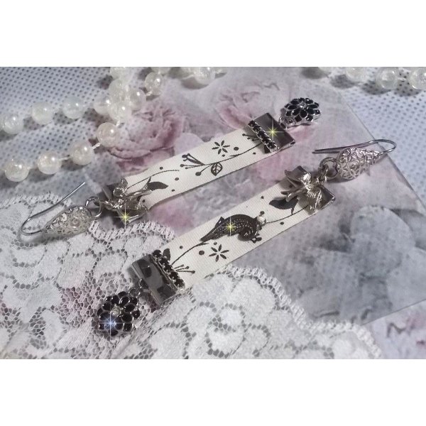 BO Black and White Birds gemaakt met zwart en wit vogelprintlint, kristallen, email bloemen en kwaliteitsaccessoires.