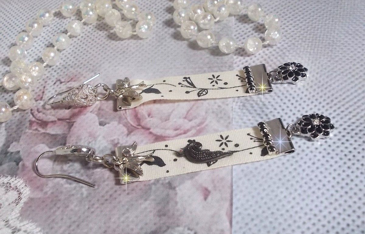 BO Black and White Birds gemaakt met zwart en wit vogelprintlint, kristallen, email bloemen en kwaliteitsaccessoires.