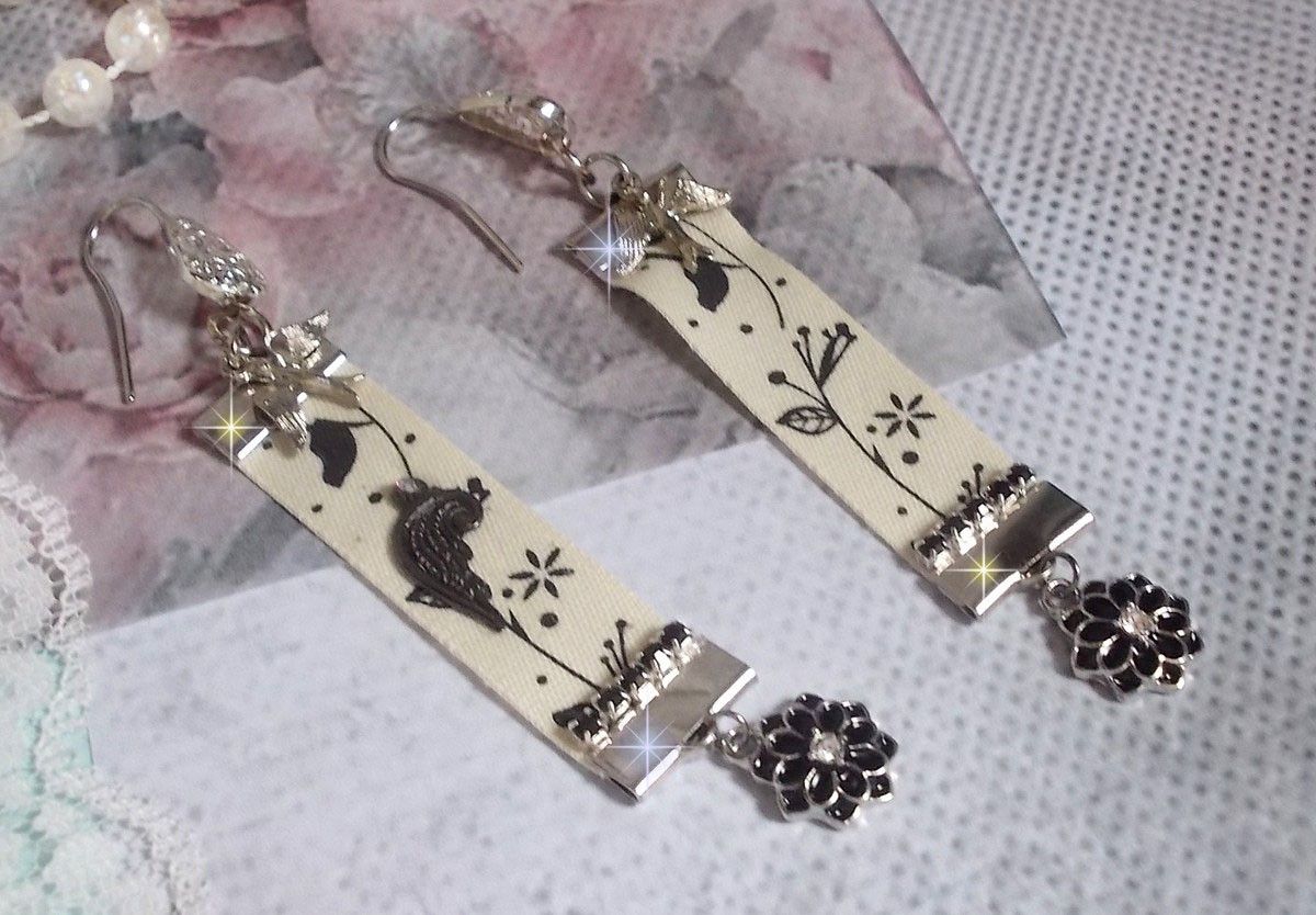 BO Black and White Birds gemaakt met zwart en wit vogelprintlint, kristallen, email bloemen en kwaliteitsaccessoires.