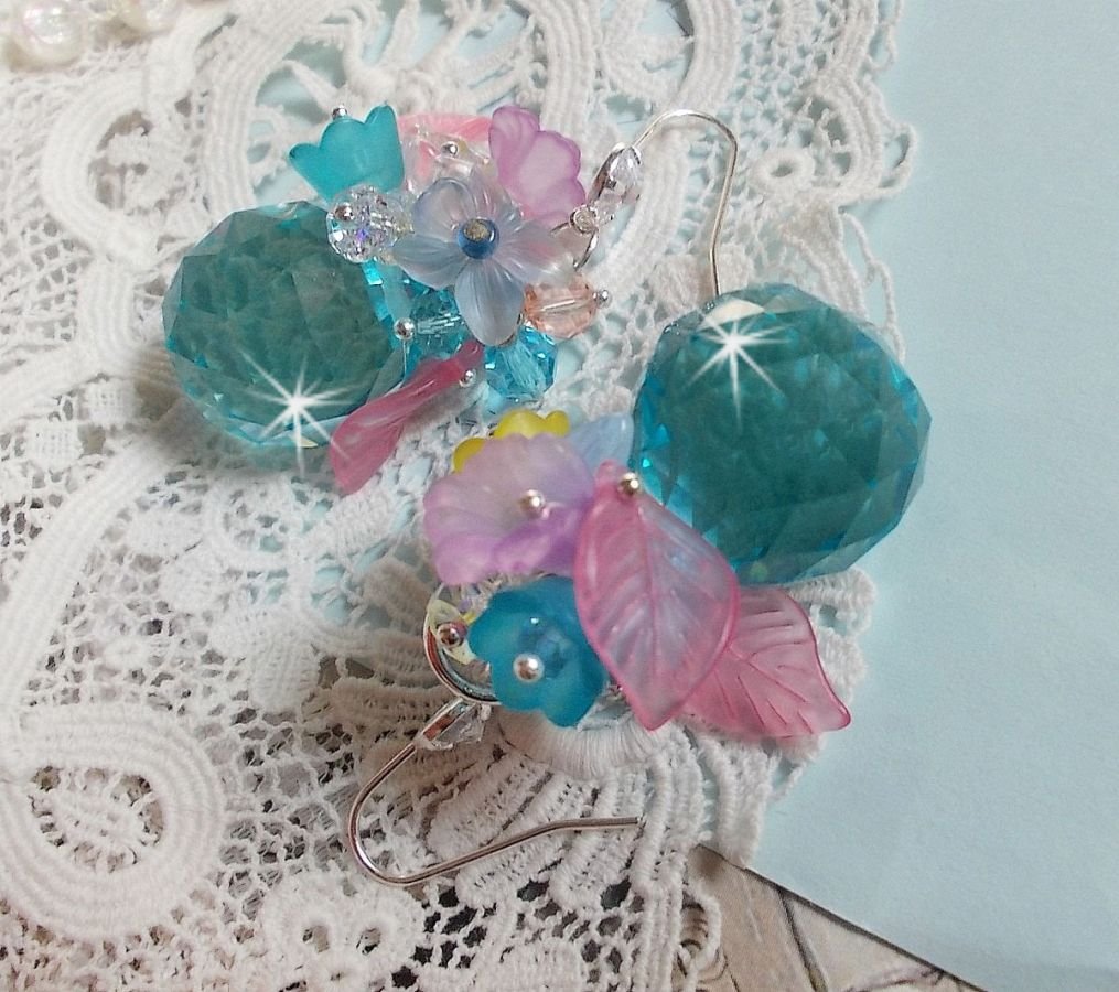 Ondine Blue BO gemaakt met Swarovki kristallen en roze hars bloemen