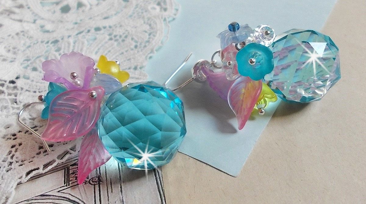 Ondine Blue BO gemaakt met Swarovki kristallen en roze hars bloemen