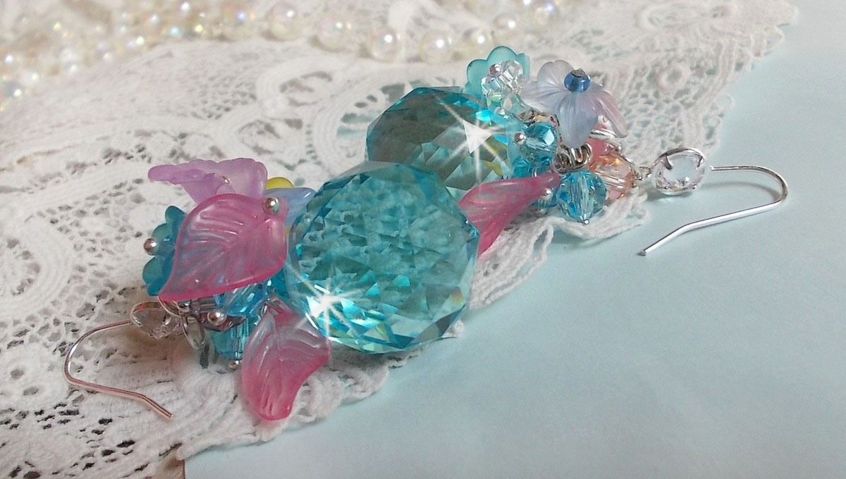 Ondine Blue BO gemaakt met Swarovki kristallen en roze hars bloemen