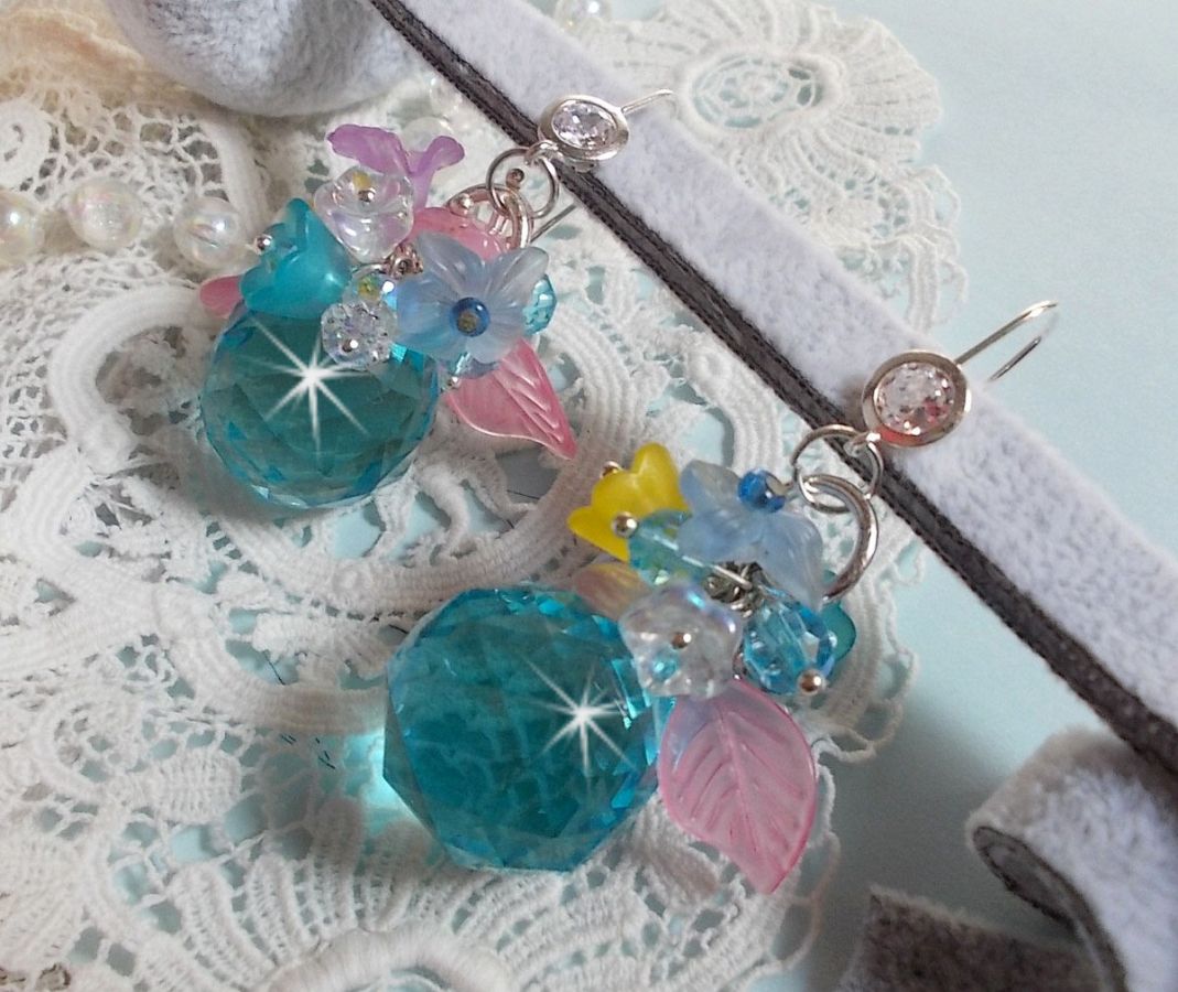 Ondine Blue BO gemaakt met Swarovki kristallen en roze hars bloemen