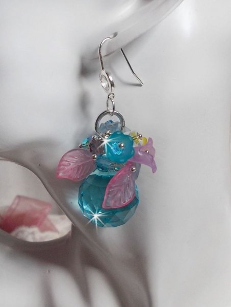 Ondine Blue BO gemaakt met Swarovki kristallen en roze hars bloemen