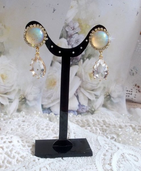 BO Orph&eacute;e avec des cabochons en verre Cristal AB paillet&eacute;s et strass&eacute;s avec les m&ecirc;mes couleurs sur des clips en Laiton o&ugrave; les pendants en forme de larme rel&egrave;vent le d&eacute;fi. Un peu de po&eacute;sie.