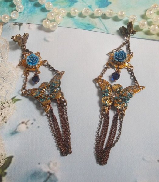 Iriserende vlinders gemaakt met zirkonium, Swarovski kristallen, hars cabochons, diverse accessoires en Boheemse glaskralen.