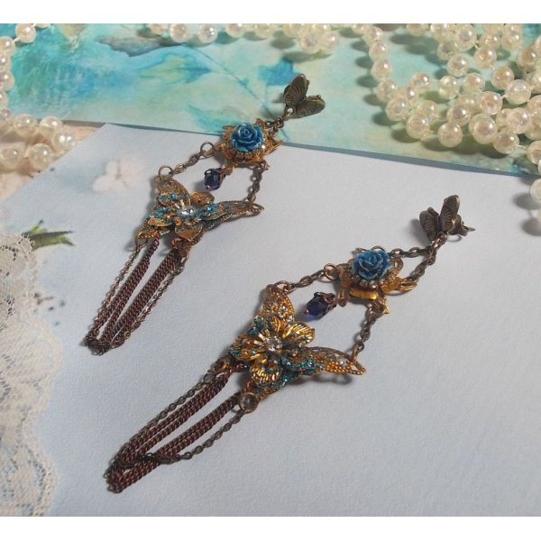 Iriserende vlinders gemaakt met zirkonium, Swarovski kristallen, hars cabochons, diverse accessoires en Boheemse glaskralen.