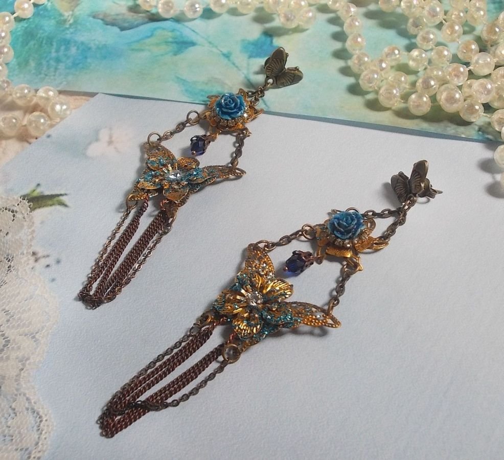 Iriserende vlinders gemaakt met zirkonium, Swarovski kristallen, hars cabochons, diverse accessoires en Boheemse glaskralen.
