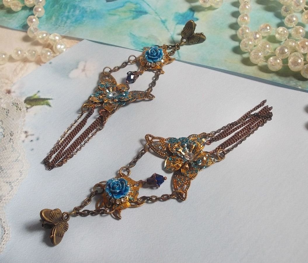 Iriserende vlinders gemaakt met zirkonium, Swarovski kristallen, hars cabochons, diverse accessoires en Boheemse glaskralen.