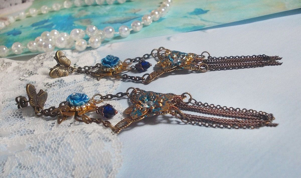 Iriserende vlinders gemaakt met zirkonium, Swarovski kristallen, hars cabochons, diverse accessoires en Boheemse glaskralen.