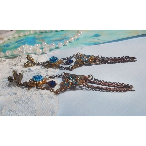 Iriserende vlinders gemaakt met zirkonium, Swarovski kristallen, hars cabochons, diverse accessoires en Boheemse glaskralen.