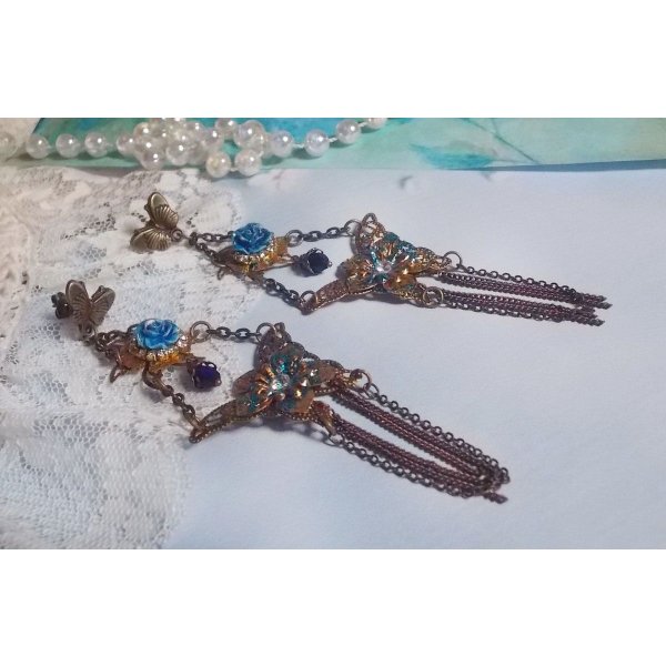 Iriserende vlinders gemaakt met zirkonium, Swarovski kristallen, hars cabochons, diverse accessoires en Boheemse glaskralen.