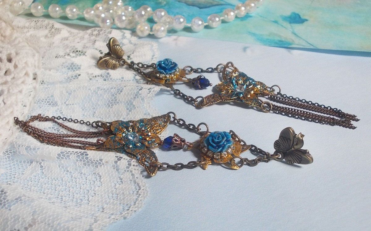 Iriserende vlinders gemaakt met zirkonium, Swarovski kristallen, hars cabochons, diverse accessoires en Boheemse glaskralen.