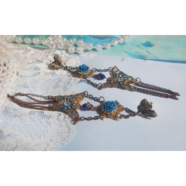 Iriserende vlinders gemaakt met zirkonium, Swarovski kristallen, hars cabochons, diverse accessoires en Boheemse glaskralen.