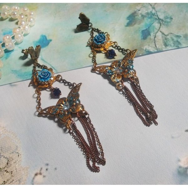 Iriserende vlinders gemaakt met zirkonium, Swarovski kristallen, hars cabochons, diverse accessoires en Boheemse glaskralen.