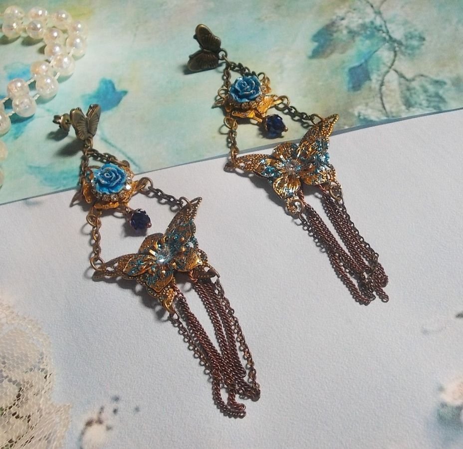 Iriserende vlinders gemaakt met zirkonium, Swarovski kristallen, hars cabochons, diverse accessoires en Boheemse glaskralen.