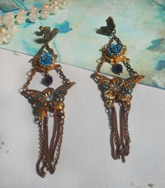 Iriserende vlinders gemaakt met zirkonium, Swarovski kristallen, hars cabochons, diverse accessoires en Boheemse glaskralen.