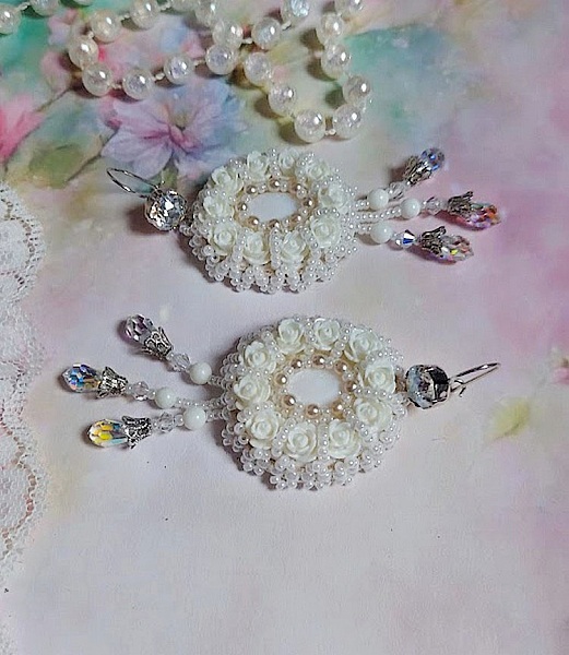 BO Nuages Blancs brod&eacute;es avec Nacre, Jade, rocailles, cuir et perles cristal Swarovski