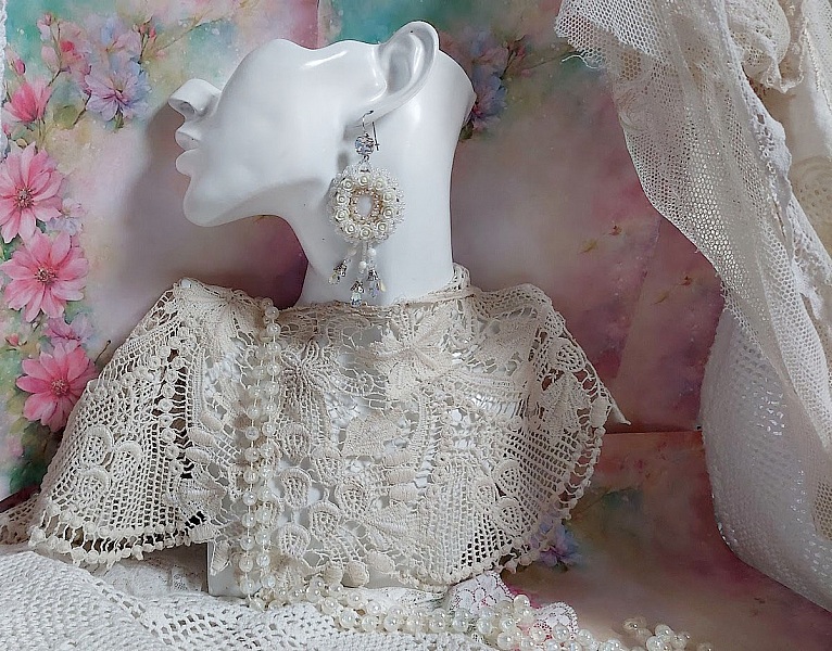 BO Nuages Blancs brod&eacute;es avec Nacre, Jade, rocailles, cuir et perles cristal Swarovski