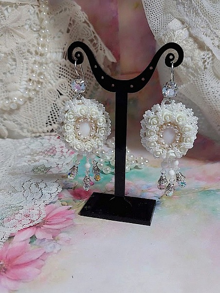 BO Nuages Blancs brod&eacute;es avec Nacre, Jade, rocailles, cuir et perles cristal Swarovski